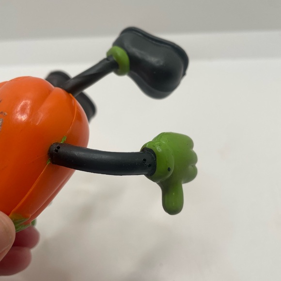 VINTAGE FUN WORLD HALLOWEEN PUMPKIN FIGURE BENDABLE ARMS LEGS 4" TALL Toy. - Picture 6 of 8